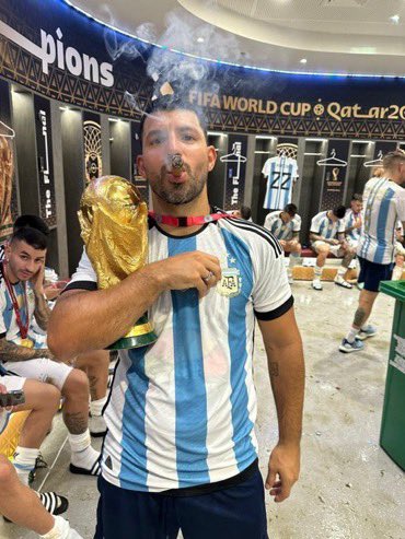 Sergio Aguero becomes the first player to win the UCL and world cup from the stands 👏👏👏

Ballon d'Or?