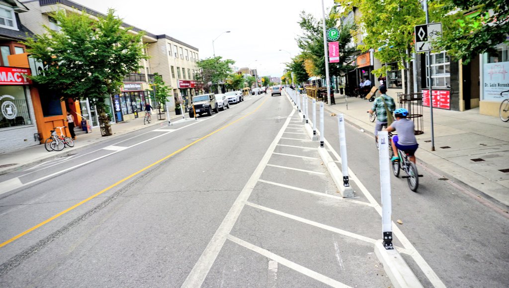 inHrEye's tweet image. We&apos;ve installed over 5000.
They let us add sep w/o a road resurf/recon &amp;amp; hold space for future poured curbs (Harbord Hoskin in &apos;24)

Only Danforth &amp;amp; some  #ActiveTO corridors used off the shelf curbs - where there were wider buffers

The #BikeTO  design is based on OPSD603.020