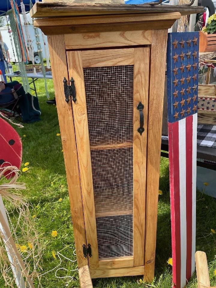 MWBandGuard's tweet image. We are raffling off this beautiful cabinet that has been graciously donated to us. Tickets can be purchased up till August 19th. The winner will be drawn at the Pork BBQ in Rushville. Tickets are $1 each or 6 for $5. Please reach out to a booster member if interested. Thank you!!