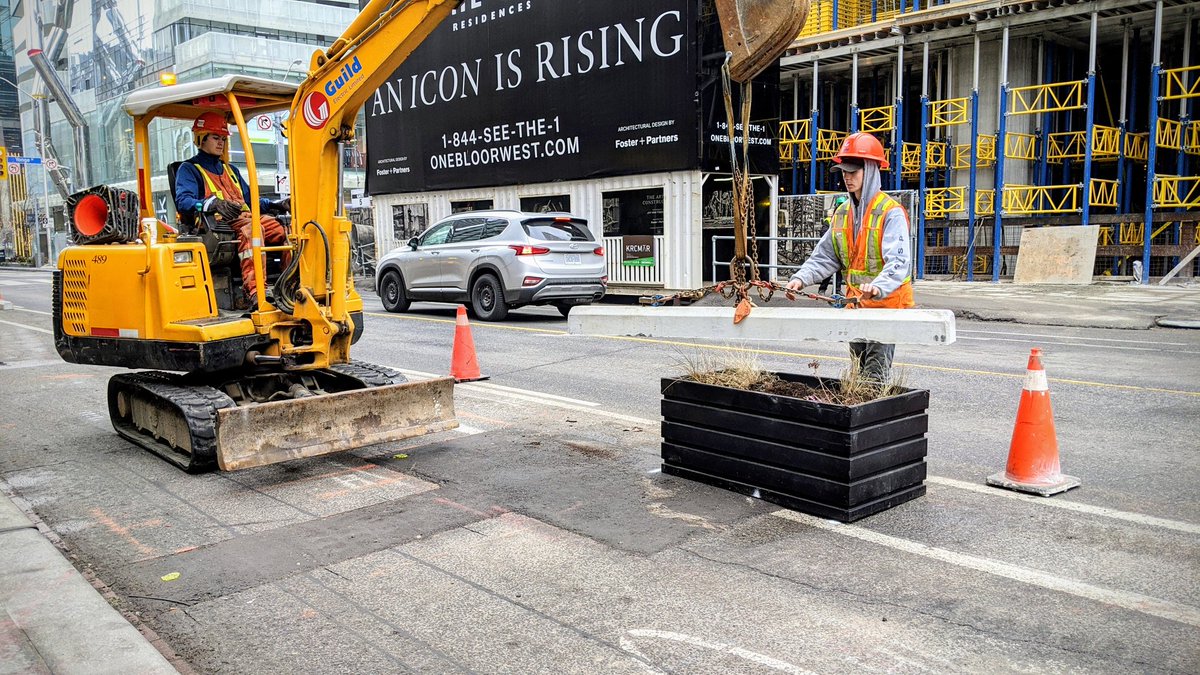 inHrEye's tweet image. We&apos;ve installed over 5000.
They let us add sep w/o a road resurf/recon &amp;amp; hold space for future poured curbs (Harbord Hoskin in &apos;24)

Only Danforth &amp;amp; some  #ActiveTO corridors used off the shelf curbs - where there were wider buffers

The #BikeTO  design is based on OPSD603.020