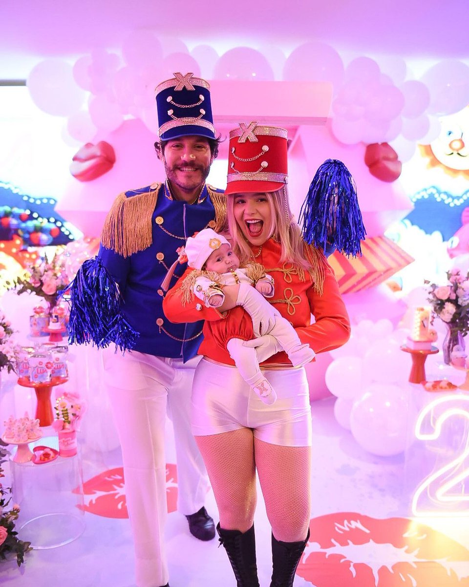 sitevipei's tweet photo. Lua de Cristal! Encarnando ‘paquitos’, Viih Tube e Eliezer fazem 'mêsversário' para filha inspirado no Xou da Xuxa
“O próximo é Joelma e Ximbinha, com a Lua me traiu”, brincou uma fã do casal #vipei
🔗 https://t.co/mOyQQVuNv5 https://t.co/UcqidIU6Mh