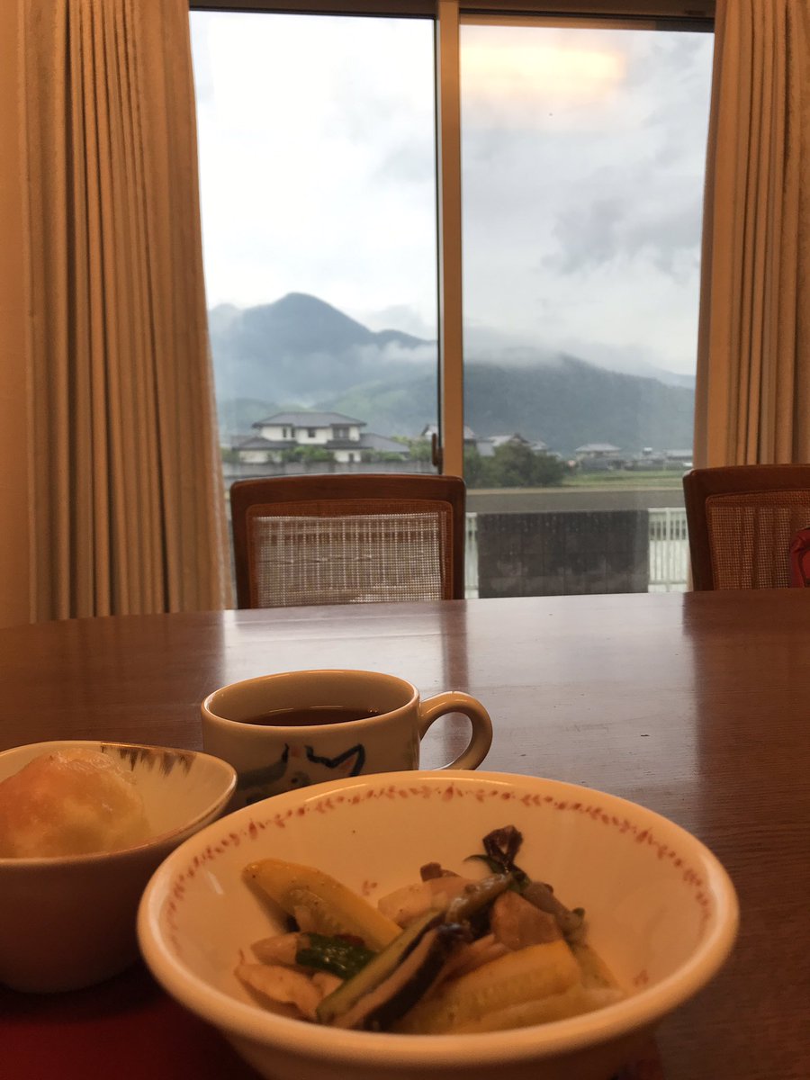 taruwoshiru14's tweet photo. #幸せな朝食
蒸しケーキon🍯ヨーグルト
(#奥本製粉 🥞mix 🥚湧水🥛砂糖🥗油🍠レーズン🍍桑の実🍌紅茶葉)
ズッキーニ雄花
🧀inカマンベール
#早乙女 🍑
滑川湧水紅茶 #リプトン #yellowlabel
#アーリオ・オーリオ・エ・ペペロンチーノ 野菜炒め
🍄以外野菜自給率100%
良い門番は
良い朝食から https://t.co/gPXqPfLOmv