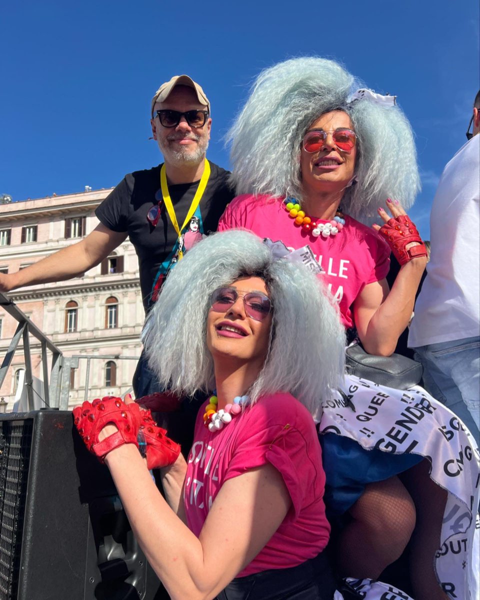 @romaprideofficial è un’emozione così grande che non si può raccontare. 

Anche quest’anno, accanto alle mie @officialkarmab e a tutti gli eroi che per mesi, lavorano a questo grande e fondamentale appuntamento.

Grandissimi #romapride 
E grazie a tutti🏳️‍🌈❤️