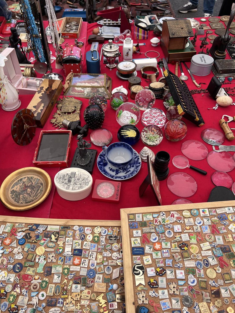 emikusano's tweet image. Strolling through a flea market in Lisbon, I&apos;m reminded of the NFT market. Among the piles of what many may call &apos;trash,&apos; we dig, undeterred. For what is trash to one may be treasure to another. Even in a bear market, we are explorers, uncovering hidden gems in the digital sand.