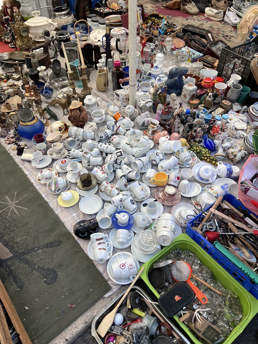 emikusano's tweet image. Strolling through a flea market in Lisbon, I&apos;m reminded of the NFT market. Among the piles of what many may call &apos;trash,&apos; we dig, undeterred. For what is trash to one may be treasure to another. Even in a bear market, we are explorers, uncovering hidden gems in the digital sand.