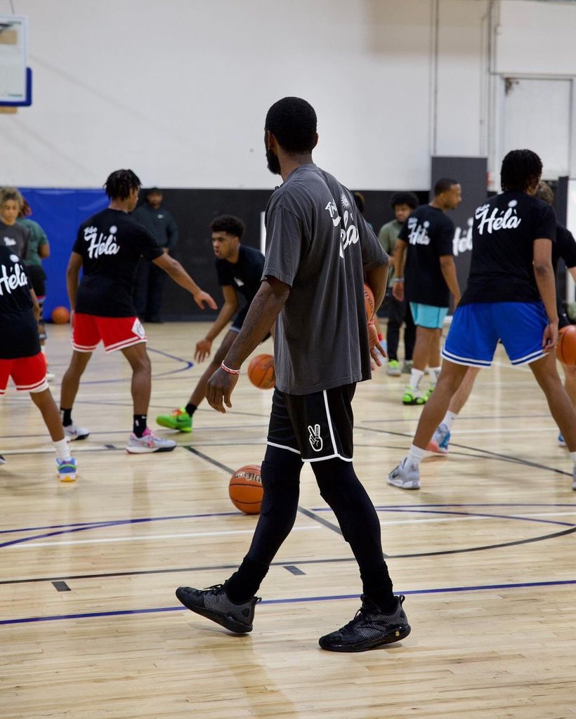 <a href="/KyrieIrving/">Kyrie🤞🏾</a> sign with Anta？ In the Tribe Hélà basketball training camp held by Kyrie. he put on shoes of Anta Shock Wave 5 Pro, according to <a href="/ScoopB/">👑 Brandon “Scoop B” Robinson</a> previous reports, Anta has a Heavy interest in Kyrie. Thoughts？
📸️ @junjdm