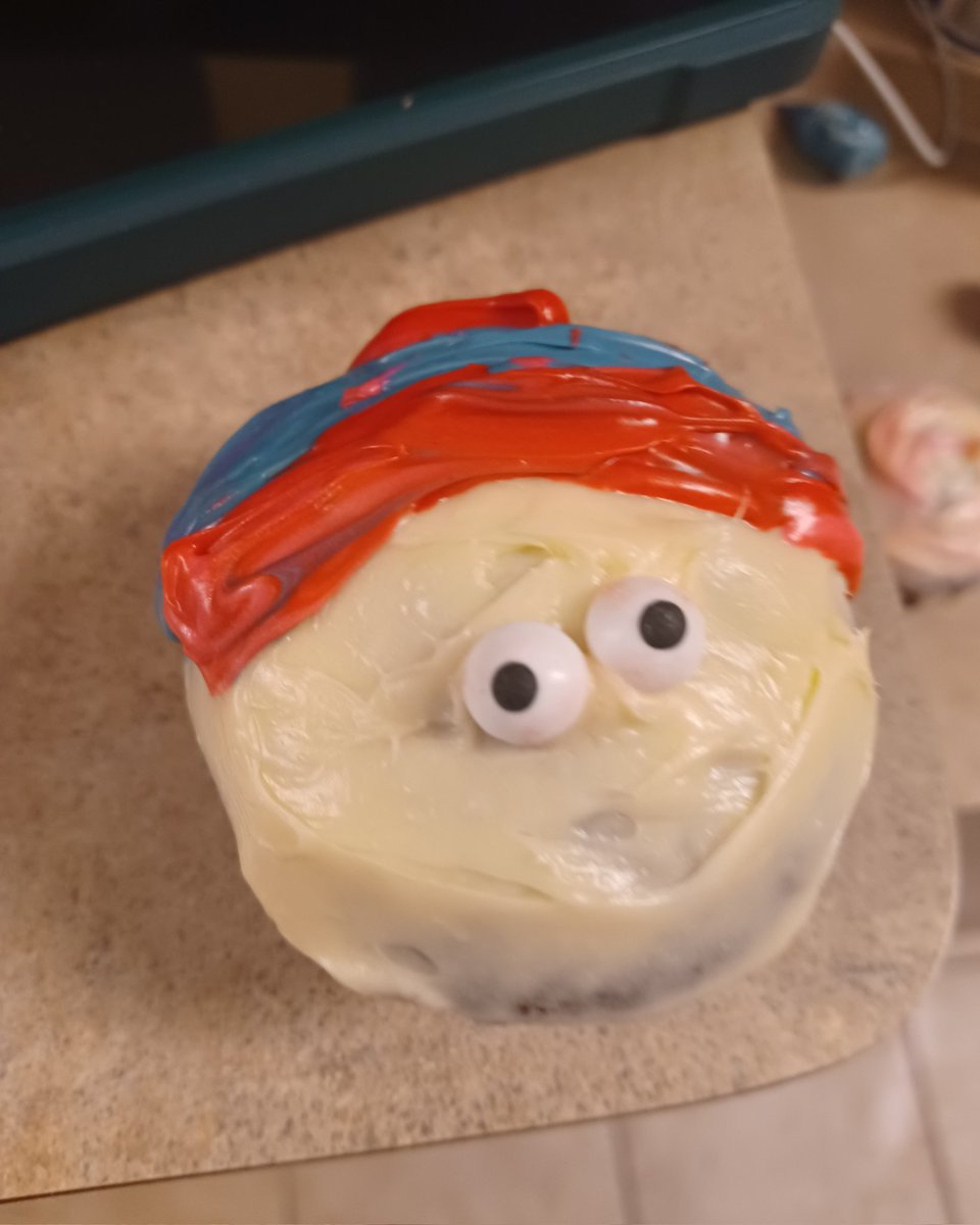 frolickNfrot's tweet photo. the ugliest cupcakes ever https://t.co/WST9jk0boH