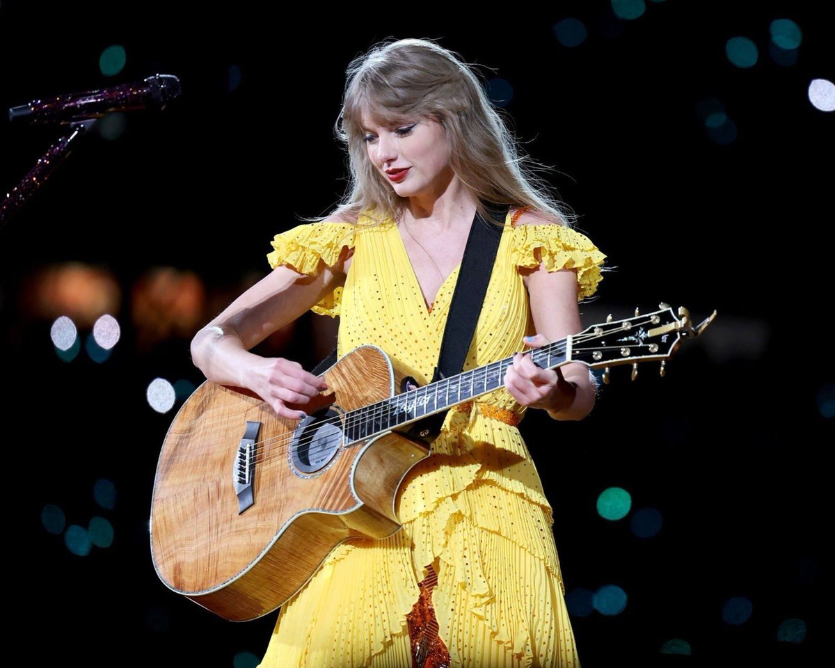 tswifterastour's tweet photo. 🚨| Tonight’s surprise songs for Day 2 of ‘The Eras Tour’ in Detroit, Michigan were “Breathe” and “All You Had To Do Was Stay”! #TSTheErasTour #DetroitTSTheErasTour https://t.co/WZhur1Okus