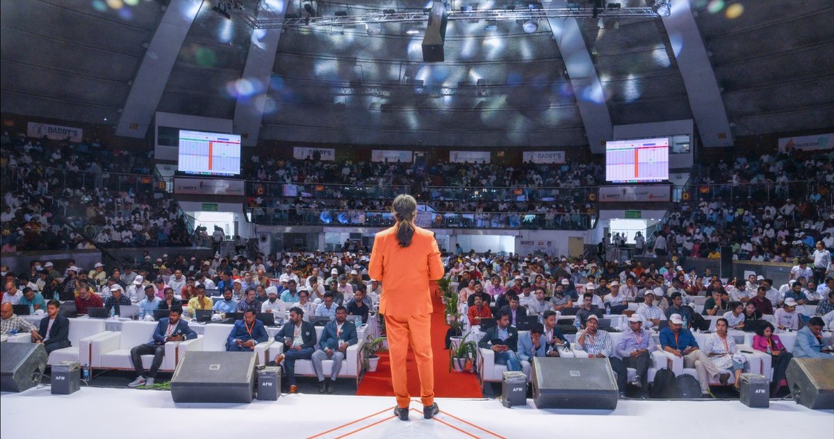 DaddyInvesting's tweet photo. #LTP_CALCULATOR #ltpcalculator #nifty #StockMarket 
शुल्क - समय की या अनुभव की?

एक बड़े जहाज का इंजन खराब हो गया। अनेक प्रयासों के बावजूद, कोई भी इंजीनियर उसे ठी�� नहीं कर पाया। अंत में, किसी ने एक मैकेनिकल इंजीनियर का सुझाव दिया, जिसके पास इस तरह के काम का 30 वर्षों का अनुभव था। उसे बुलाया गया।

इंजीनियर ने पहुँचकर इंजन को ध्यान से देखा और उसे जांचा। उसके बाद उसने अपना बैग निकाला, उसमें से एक छोटा सा हथौड़ा लिया, और उसने इंजन की एक विशेष स्थिति पर हथौड़े से हल्के से मारा। उसने कहा, "अब इसे चालू करके देखो।" लोग आश्चर्यचकित रह गए जब इंजन ठीक हो गया।

इंजीनियर ने अपना काम करके वहाँ से चला गया। जहाज के मालिक ने जब उससे इंजन की मरम्मत की फीस पूछी, तो इंजीनियर ने जवाब दिया, "20,000 डॉलर।"

"क्या?!" मालिक ने उचकाया। "आपने तो ज्यादा कुछ नहीं किया। मेरे लोगों ने मुझे बताया कि आपने तो सिर्फ हथौड़े से इंजन की एक विशेष स्थिति पर हल्का सा प्र��ार किया। इतने छोटे काम के लिए इतनी बड़ी फीस? कृपया एक विस्तृत बिल तैयार करें।"

इंजीनियर ने उसे एक बिल दिया जिसमें लिखा था:

हथौड़े से प्रहार: $2
जानना कि कहाँ और कितना प्रहार करना है: $19,998
फिर इंजीनियर ने जहाज के मालिक से कहा, "अगर मैं किसी काम को 30 मिनट में कर देता हूँ, तो यह इसलिए है कि मैंने उसे 30 वर्षों में सीखा है। मैंने आपको 30 मिनट का समय नहीं दिया, बल्कि मैंने आपको 30 वर्षों के अनुभव को दिया। इसलि���, शुल्क समय के हिसाब से नहीं, अनुभव के हिसाब से होता है।"

जहाज के मालिक ने सोच समझकर इंजीनियर को उसकी फीस दी।

इसलिए, हमें किसी की प्रवीणता और अनुभव की सराहना करनी चाहिए, क्योंकि यह उनके वर्षों के संघर्ष, प्रयास, मेहनत, और आंसुओं का परिणाम है।