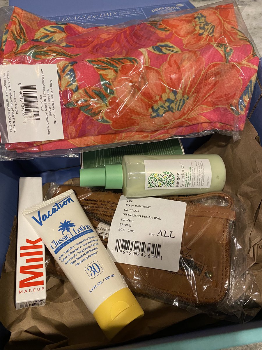snstrat's tweet photo. Is this real life @FabFitFun?????????? $65 and this is it 😳🙄 #nothanks #fabfitfunfail #fabfitfun #ripoff https://t.co/npkFA4ZLYh