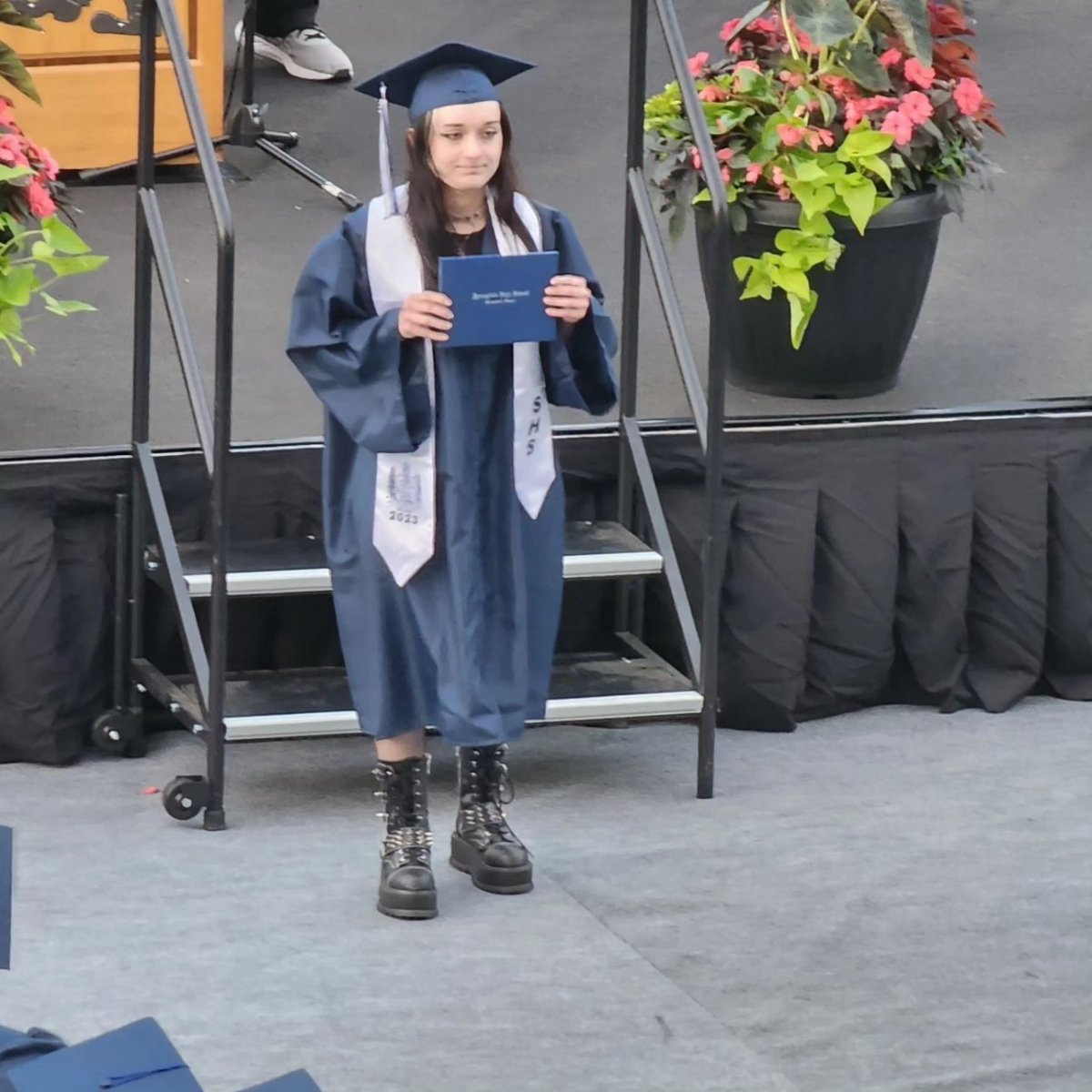 Valress's tweet photo. My middle one graduated! I could not be more proud of her. She did not want to pose for the photographer.  Lol https://t.co/BpL2kxEbU8