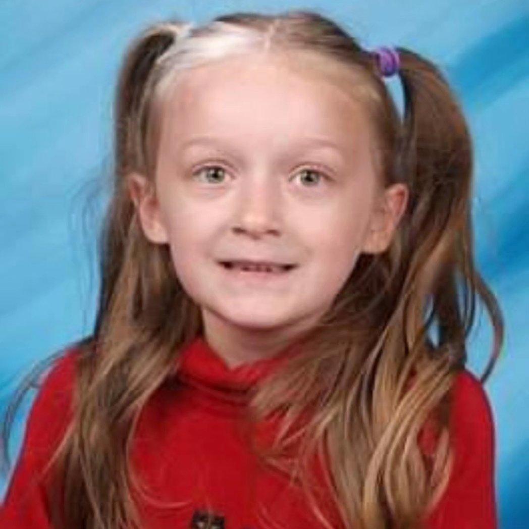 Valress's tweet photo. It couldn't have been 13 years ago she was in kindergarten https://t.co/54sDJPx3i0