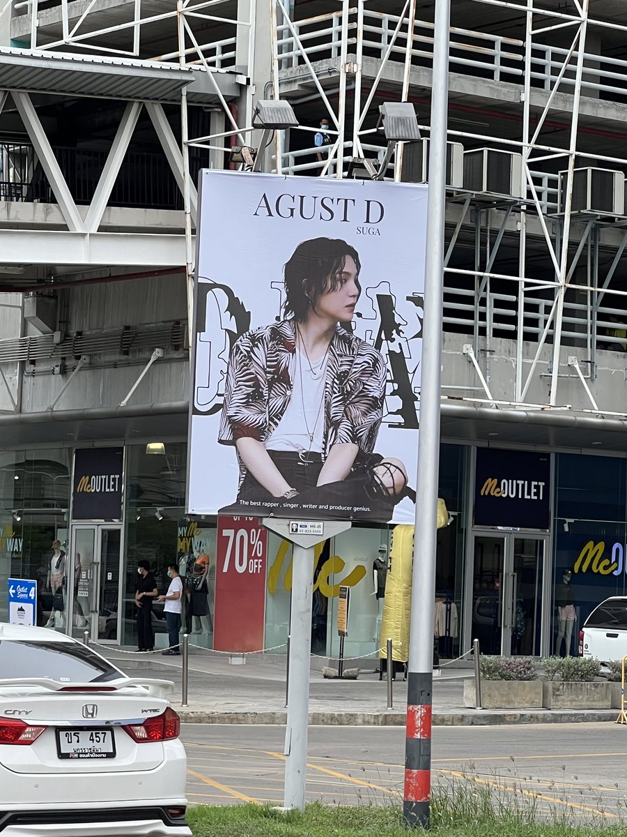 kapukluk20's tweet image. เดินไปถ่ายรูปแถวนั่นพอดี ได้ยินเจ้าหน้าที่วอร์บอกกันว่ามาแล้วๆ เลย เลยยืนรอดู ปรากฎรถชูก้ามาจร้า ดีนะมีสติกดถ่ายไว้ได้ ดีใจถึงไม่ได้เห็นเขา แต่เขาต้องเห็นเรา🤣🤣🤣#SUGA_AgustD_TOUR 
#SUGA_AgustD_TOUR_in_BKK 
#SUGA_AgustD_TOUR_in_Bangkok 
#D_DAY_TOUR_BANGKOK_D2