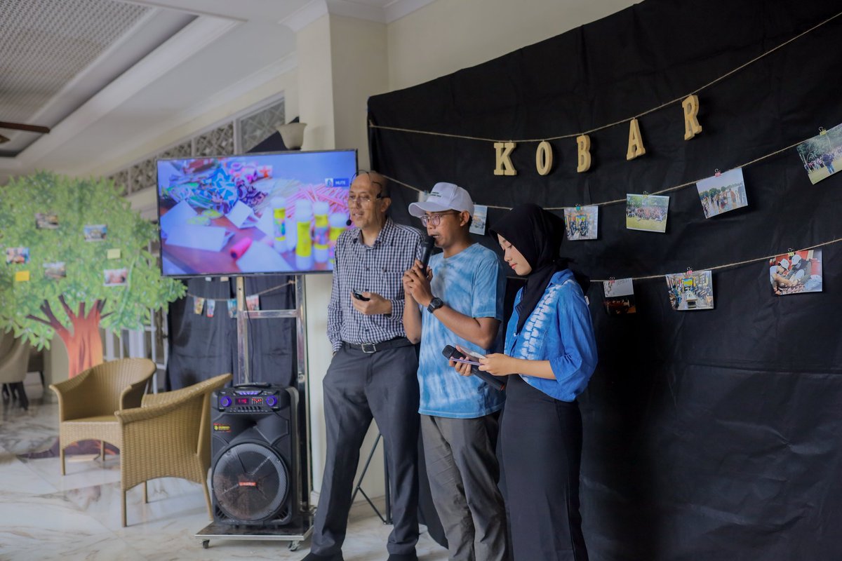 kobarpekalongan's tweet photo. Last day of Country Exchange, we showed them how #youth participate in voicing #climatechange through social media and direct campaigns.

Salam Lestari!
@adaptationfund @OllikainenAF @qqandi @SitiNurbayaLHK @KementerianLHK https://t.co/KImJ55dc5T