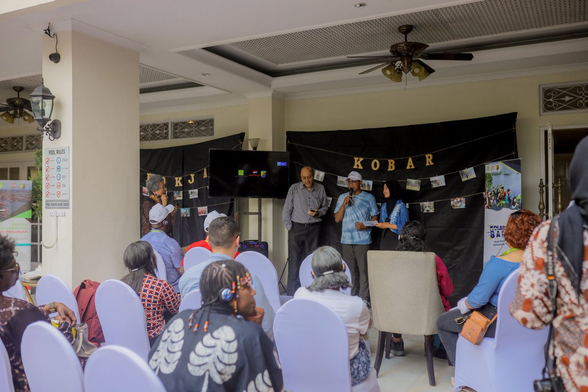kobarpekalongan's tweet photo. Last day of Country Exchange, we showed them how #youth participate in voicing #climatechange through social media and direct campaigns.

Salam Lestari!
@adaptationfund @OllikainenAF @qqandi @SitiNurbayaLHK @KementerianLHK https://t.co/KImJ55dc5T