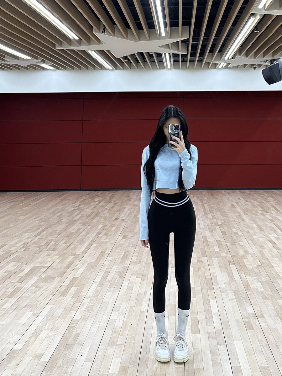 yeppeunryuna13's tweet photo. โอโห หุ่นไอ่น้องยูนาเรียกว่าสัดส่วนทองคำได้เลยเหอะ พระเจ้าและนางร่วมกันปั้นมาอย่างดีจริง ๆ https://t.co/25KnLR5ovm