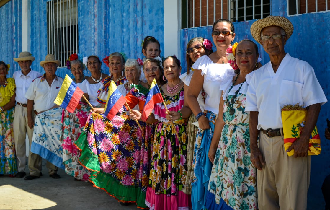 ¡Sábado Tricolor en Los Chaimas! Gracias a nuestro Mtro. <a href="/GRaulparedes/">Gral. Raúl Paredes</a> y nuestro Gob. @GPintoVzla , rehabilitamos Integralmente 30 viviendas, el circuito de abuelos, casa Comunal y espacios recreativos.
#VenezuelaGaranteDeLosDDHH