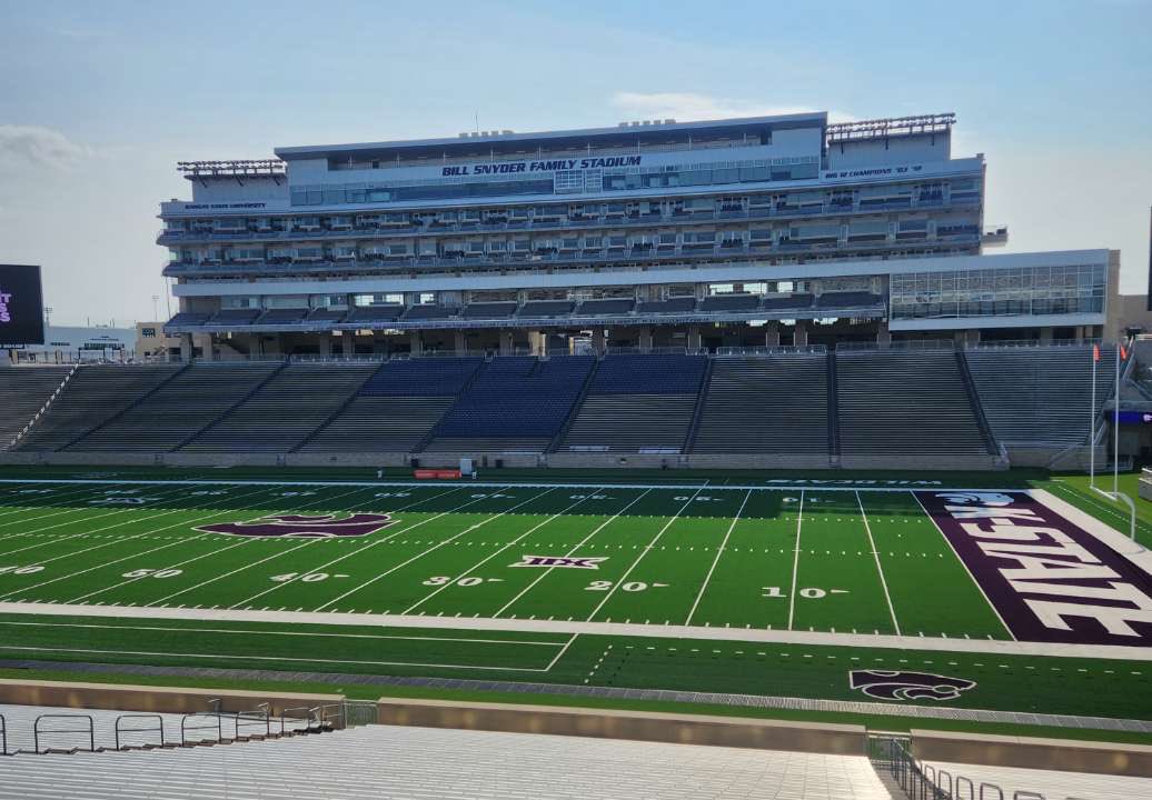 WaylonAnders's tweet photo. Had a great time at @KStateFB Yesterday. Thank you again @CoachBufordJ for inviting me. @HannibalFootbal @CoachLoganHicks @ChrisDuerr @GSV_STL @JohnHough__ @QBHitList @SGaines_ @PrepRedzoneMO https://t.co/OgvCC9RRbv