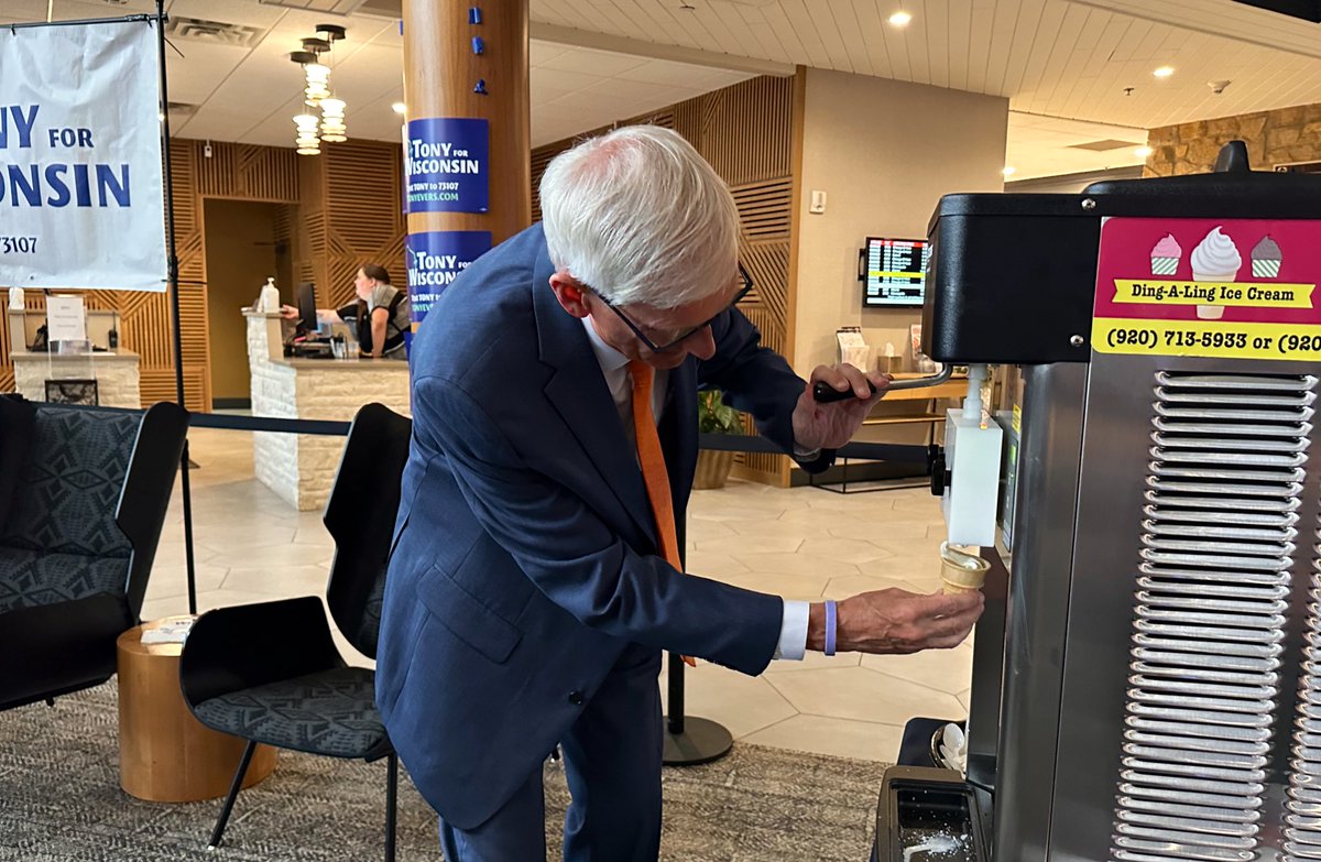 There’s always time for🍦at a @WisDems convention.