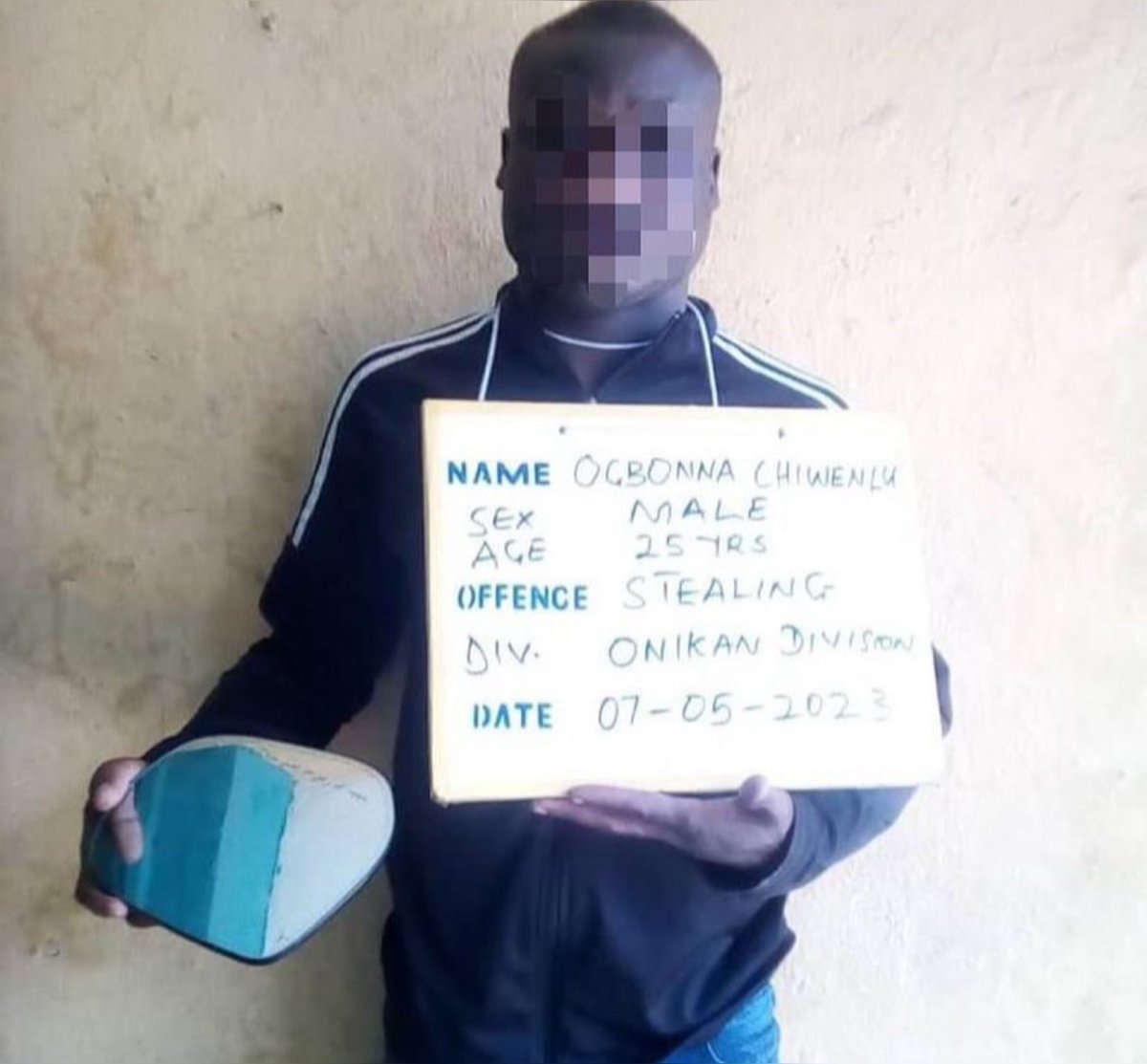 Criminal who poses as delivery man to steal car side-mirrors apprehended in Lagos.

#makesensepromotions