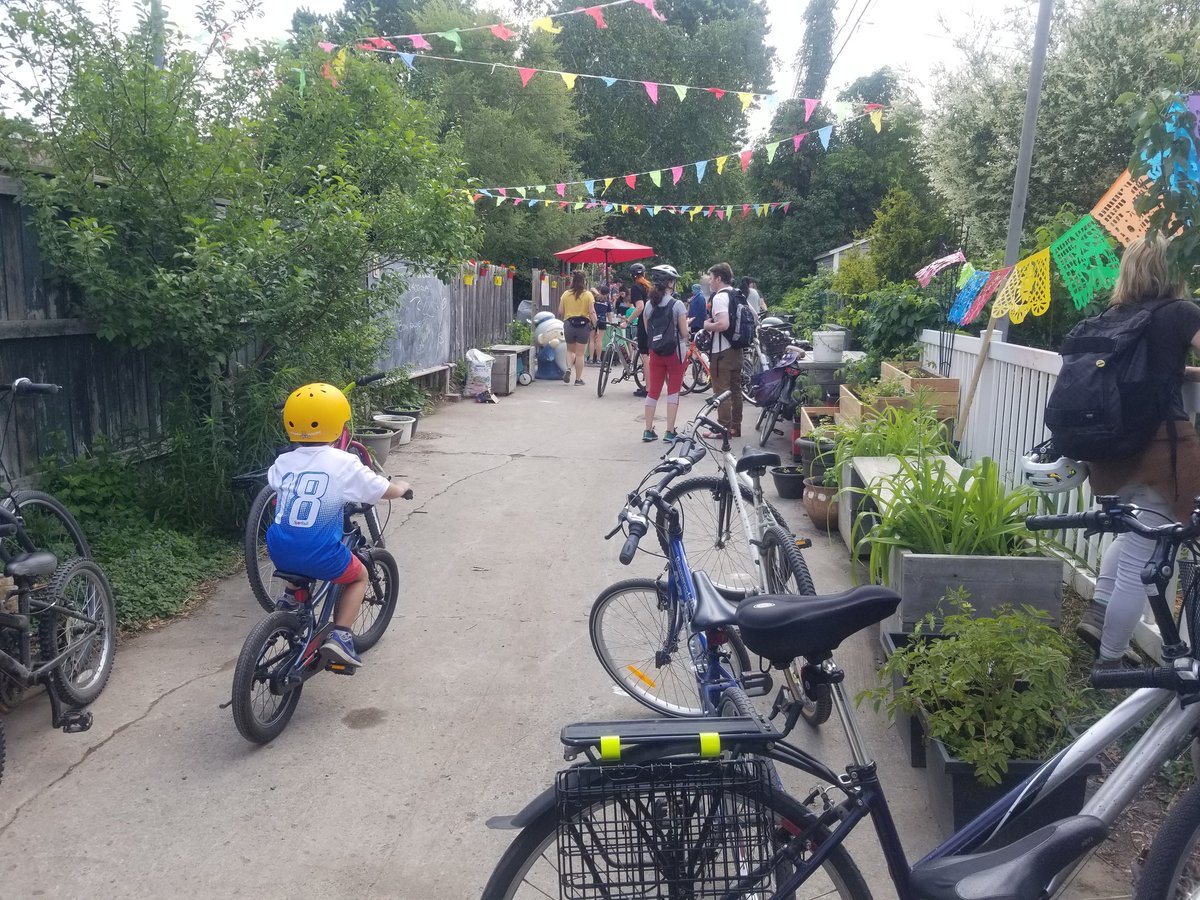 ahuncycle's tweet photo. Super rallye vélo populaire par cette belle journée ! #MerciLaVie #Ahuntsic #transportactif #sécurité #velomtl #polmtl https://t.co/VK8ibnfAQb