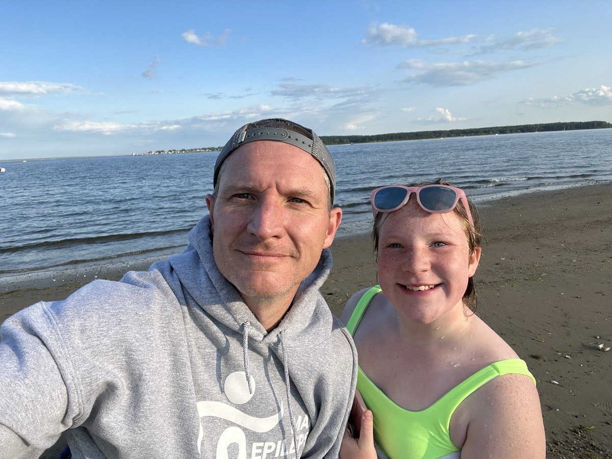 chrislb104's tweet photo. Little cold. But we got some. 🦪quahogs. #buttonwoodsbeach https://t.co/peld0EeeDe
