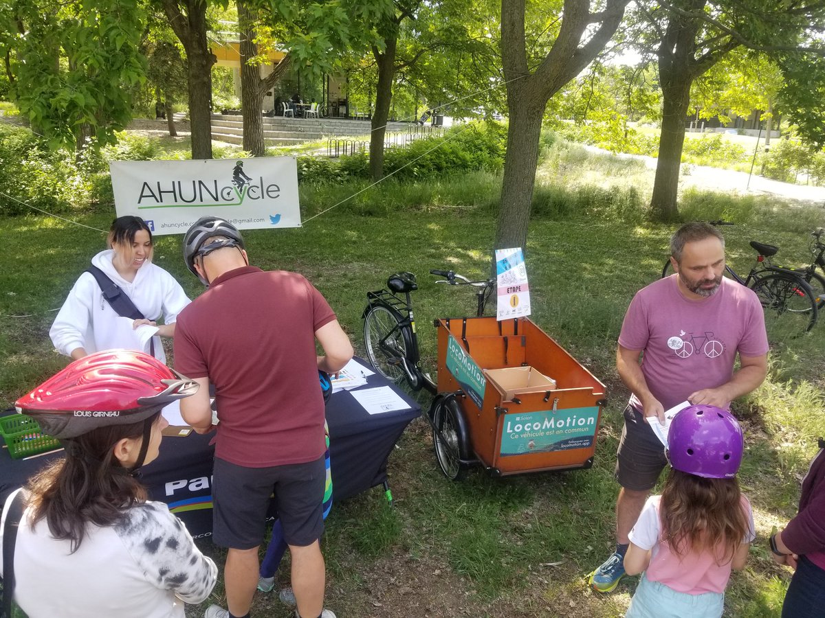 ahuncycle's tweet photo. Super rallye vélo populaire par cette belle journée ! #MerciLaVie #Ahuntsic #transportactif #sécurité #velomtl #polmtl https://t.co/VK8ibnfAQb
