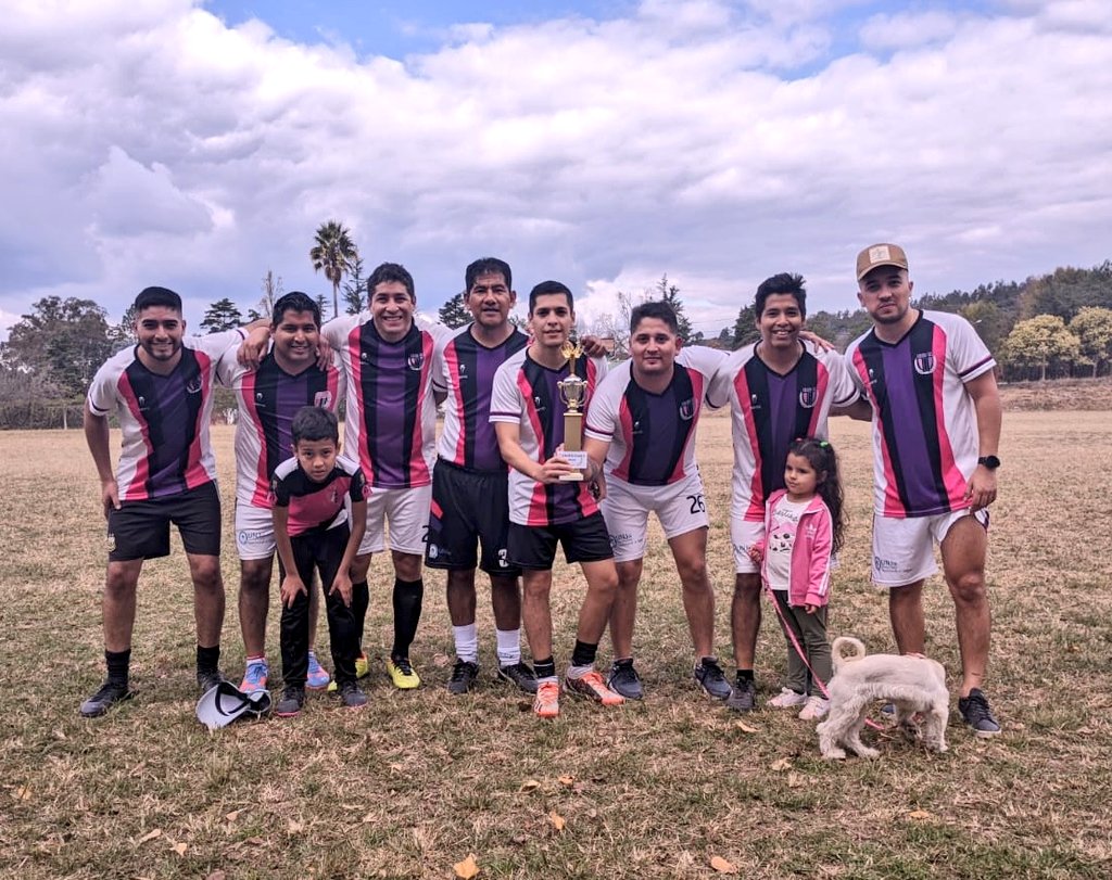UNJuFC's tweet photo. El pasado 4 de Junio, UNJu FC F7 se consagró tricampeón de la Copa Confraternidad en el @centij_ok, derrotando a Ingenieros FC en tanda de penales 3-2 luego de un cerrado 1 a 1 con gol de @BenitoMartiare1 #VamosUNJuFC ⚽💪 https://t.co/8vpQIqGYyP
