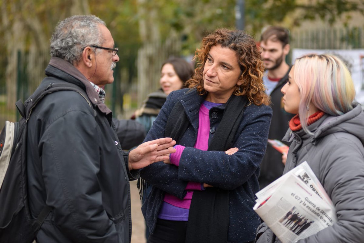 vaninabiasi's tweet photo. Recorrimos Parque Centenario invitando al gran #PlenarioNacional del 17 en la Plaza Congreso. El FITU te ofrece decenas de comisiones para debatir programas y candidaturas  para reforzar la lucha contra los políticos capitalistas y sus políticas ajustadoras. https://t.co/wIrUTIGGZx