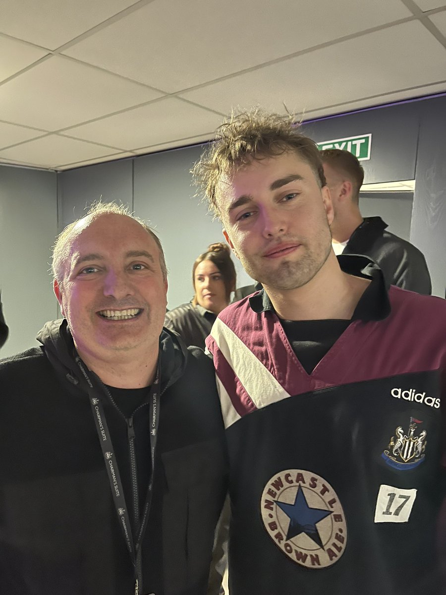 Darren Eales (@dealesnufc) on Twitter photo 🎵We were like brothers; Everybody said we looked the same🎵🤣
<a href="/samfendermusic/">Sam Fender</a> you smashed it tonight!
Love this city! #HWTL 🎵We were like brothers; Everybody said we looked the same🎵🤣
<a href="/samfendermusic/">Sam Fender</a> you smashed it tonight!
Love this city! #HWTL