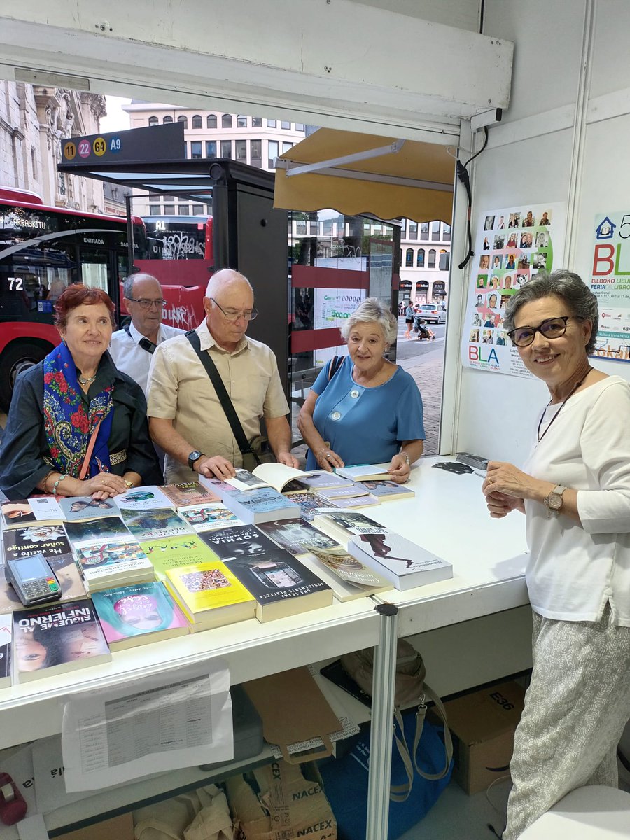 😍Nuestra muy guapa escritora <a href="/MJPradera/">M.J. Pradera</a> en la #53BLA #bilbokoliburuazkoa firmando ejemplares de 📙#EncontraraNada y #LaesculturalMary
📸💐¡Bravo!