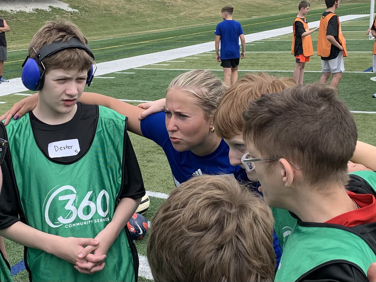BEhegartner's tweet photo. It was @DrakeWSoccer vs @UNMLoboWSoccer during @hplaymakers99 camp today!  🙏 @dylanng06 &amp; @avi_gonzalez8 for giving back and getting involved.. campers loved your enthusiasm! 👏 @horribleharry99 another fantastic event!! 👀 @Vikings https://t.co/nlqeUqUbDp