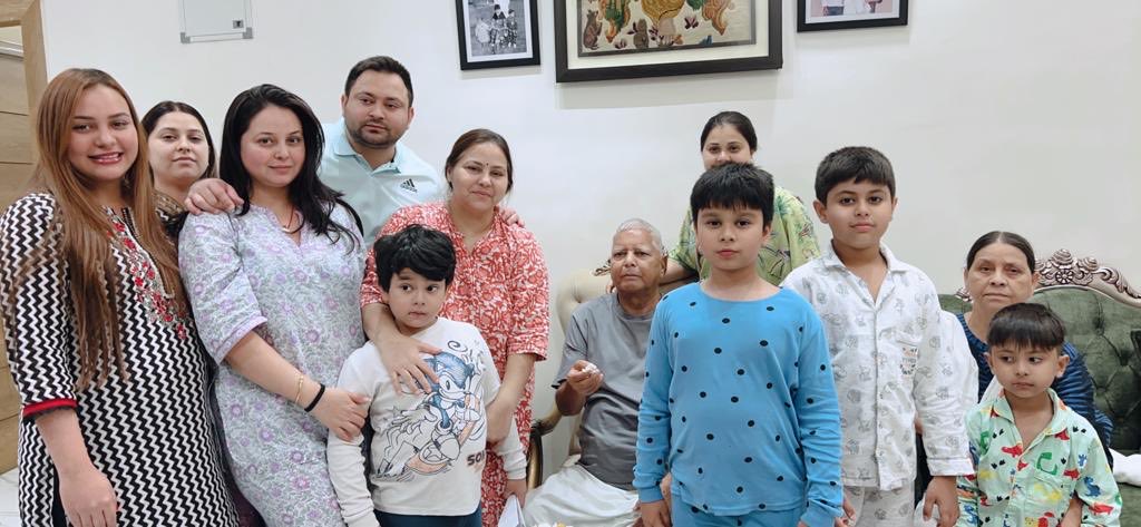 लालू यादव ने परिवार के साथ काटा 76वां बर्थडे केक, संघर्ष से भरा रहा जीवन Lalu Yadav cut 76th birthday cake with family, a life full of struggle