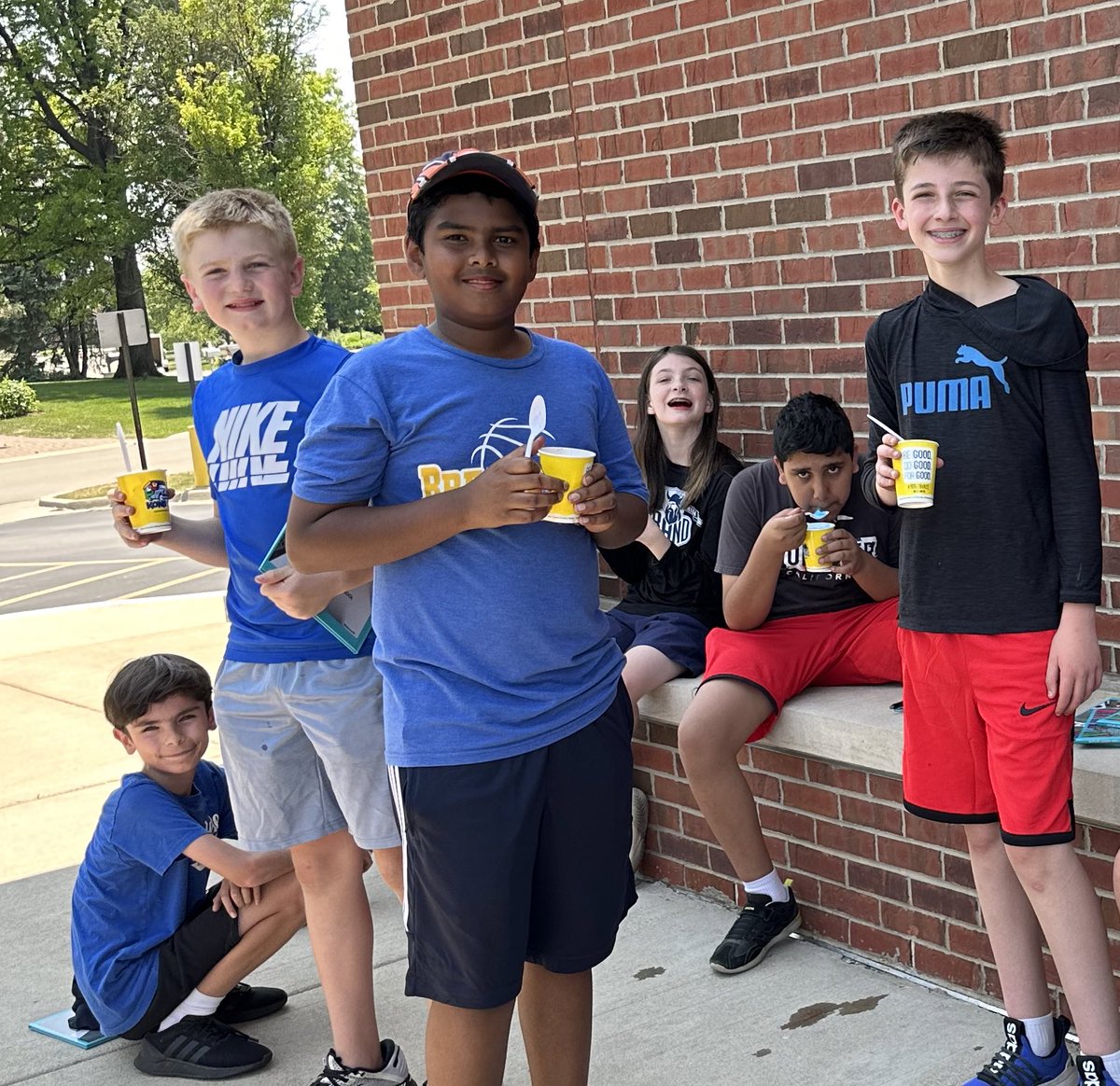 MsAngelillo_Art's tweet photo. Last day of school vibes! #VikingDay ☺️ #D53Learns #D53Cares https://t.co/ARxqIeRw8k