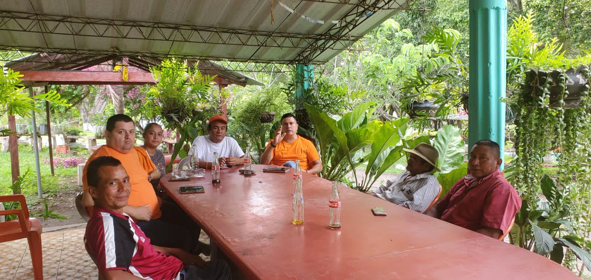 GANAOFICIAL's tweet photo. Nuestro Director Departamental de Ahuachapán, Rommel Jiménez, se reúne con los líderes de San Antonio Cayetano, Los Nances, Calle Vieja San José, de ese departamento.
#SomosGANA
#ElNaranjaNoSeDetiene https://t.co/lSa3mPCu8k