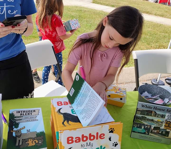 seals_emmie's tweet photo. #writersoftwitter #WritingCommmunity 
My new title is finally here! Pre-orders are available wherever you buy books. My 10 year old daughter illustrated #IntruderAlert , so give her a shout out 🤩 Today, she helped me sign copies at our library's #summerreading event. https://t.co/TPWj84hkk8