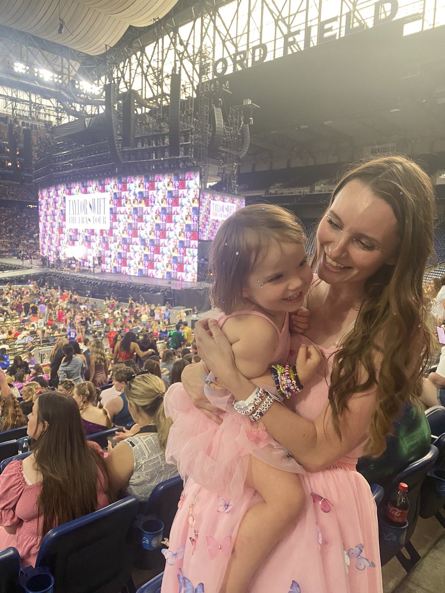 LatelywithLydia's tweet photo. ITS BEEN A LONG TIME COMING!  #DetroitTSTheErasTour @taylornation13 https://t.co/xoozo7xqsG
