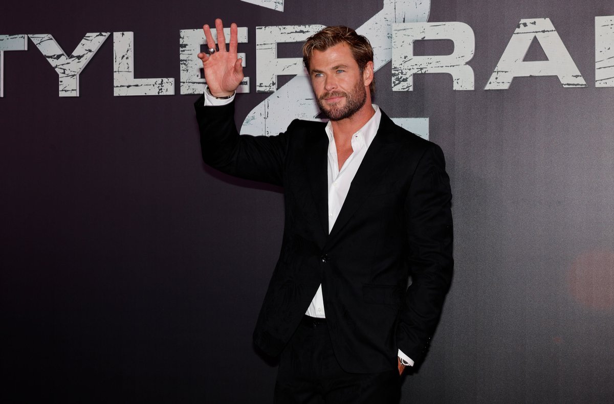Chris Hemsworth Fan tweet media