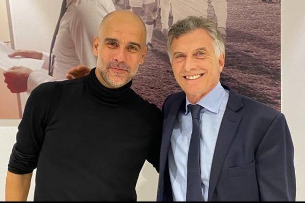 Marta93000436's tweet photo. Háblame de diferencias !!!! 

Macri y el campeón de la Champions 💪
Alberto con el detenido por secuestro y privación ilegítima 🤦😂😂😂😂😂 https://t.co/XI0wAyCP7G