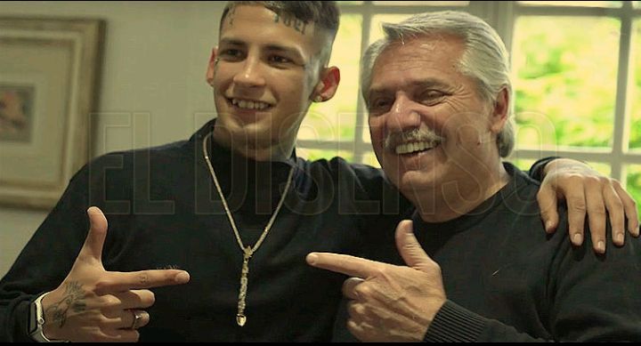 Marta93000436's tweet photo. Háblame de diferencias !!!! 

Macri y el campeón de la Champions 💪
Alberto con el detenido por secuestro y privación ilegítima 🤦😂😂😂😂😂 https://t.co/XI0wAyCP7G