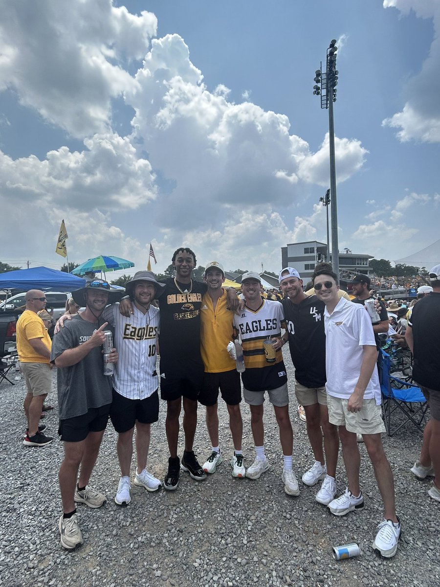 USMRFRoost's tweet photo. Shout to the guy right here. Ready for business this year bro!!  🤝@TheRealAC5 #SMTTT https://t.co/EB1DE98zy1