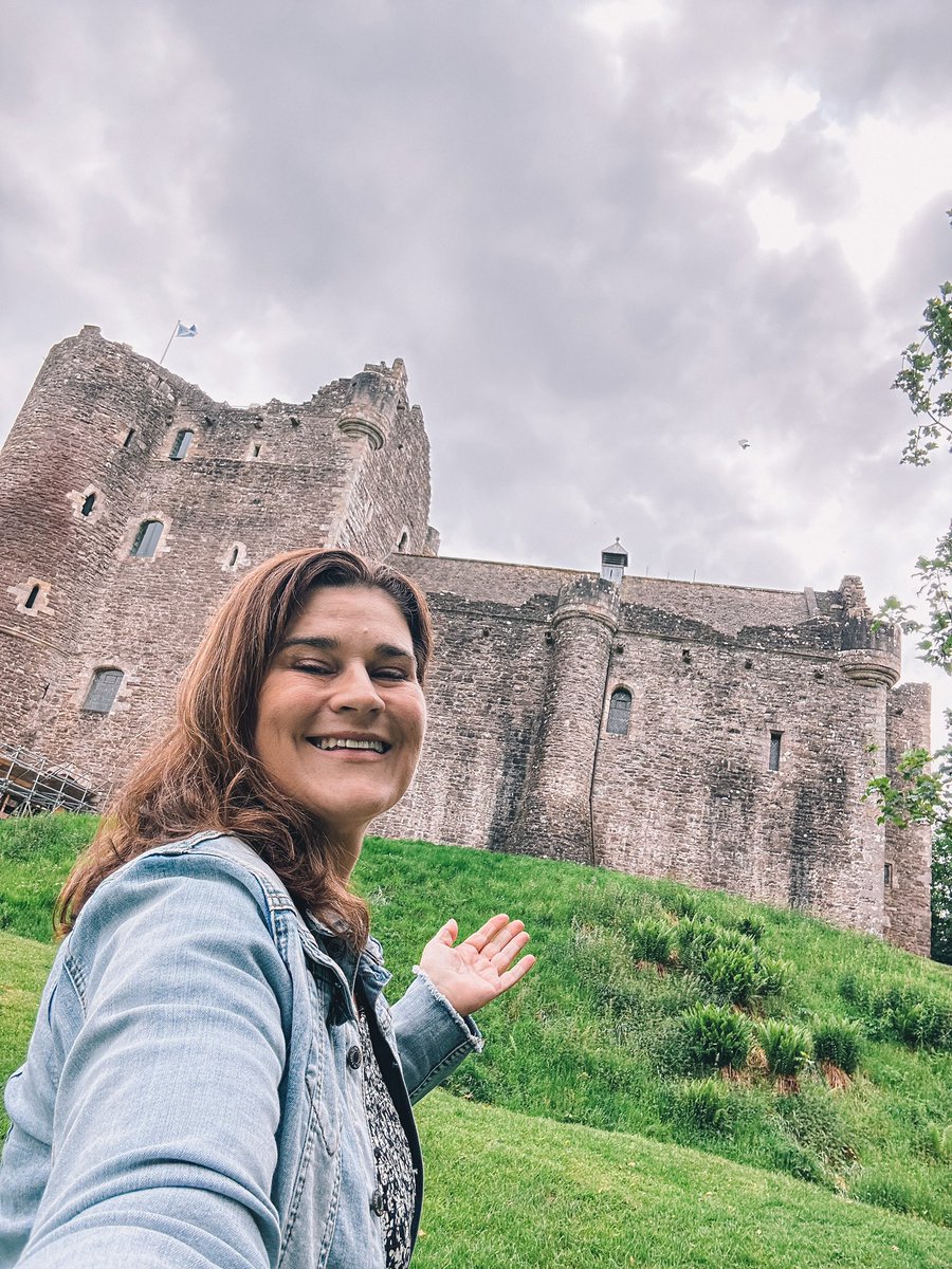 justinespeaks's tweet photo. Amazing day! On our way to Doune Castle we drove right past Wardpark Studios which was unplanned, turned the car around really quick 😂
A dream to see Castle Leoch 🏰
#outlande #outlanderfan #dounecastle #outlanderseason7 https://t.co/3Uw8hNPUeW