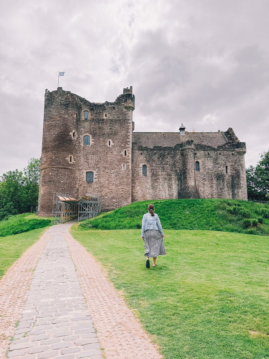 justinespeaks's tweet photo. Amazing day! On our way to Doune Castle we drove right past Wardpark Studios which was unplanned, turned the car around really quick 😂
A dream to see Castle Leoch 🏰
#outlande #outlanderfan #dounecastle #outlanderseason7 https://t.co/3Uw8hNPUeW