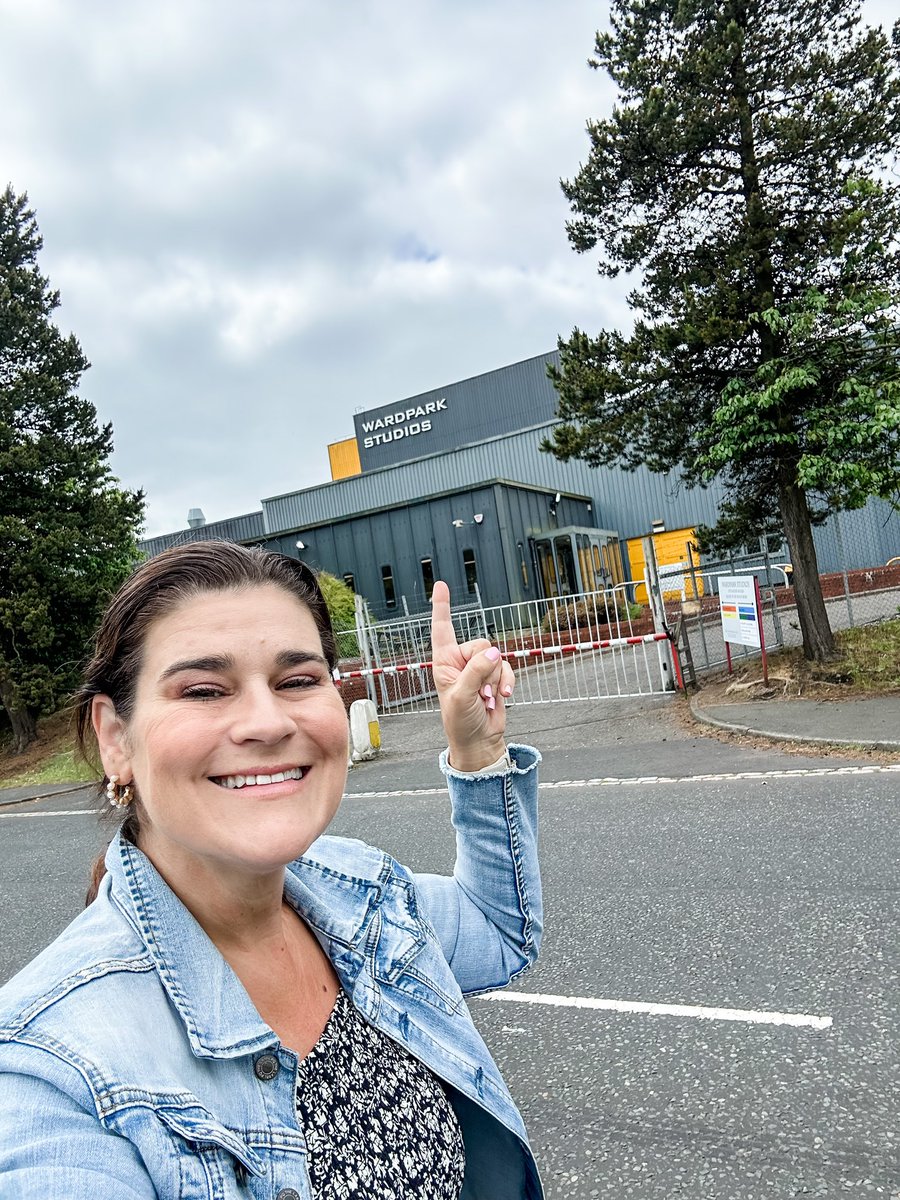 justinespeaks's tweet photo. Amazing day! On our way to Doune Castle we drove right past Wardpark Studios which was unplanned, turned the car around really quick 😂
A dream to see Castle Leoch 🏰
#outlande #outlanderfan #dounecastle #outlanderseason7 https://t.co/3Uw8hNPUeW