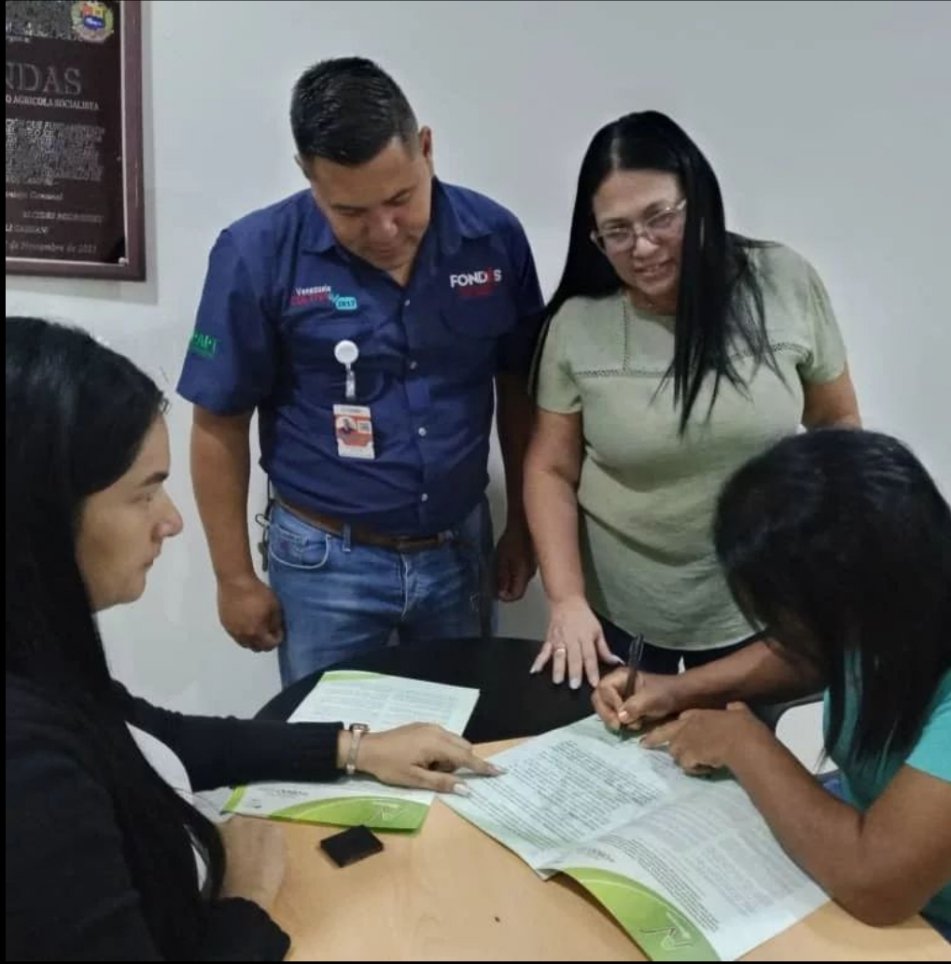 Fondas_Ve's tweet photo. #Fondasinforma I En el Marco de la Campaña Nacional Plan de Recuperación de Maquinarias e Implementos impulsada por la institución la Coordinación de la ORF - Guanare realizó entrega del finiquito a la productora, Nélida Ramona Medina González, https://t.co/PoSRgLwT2q
