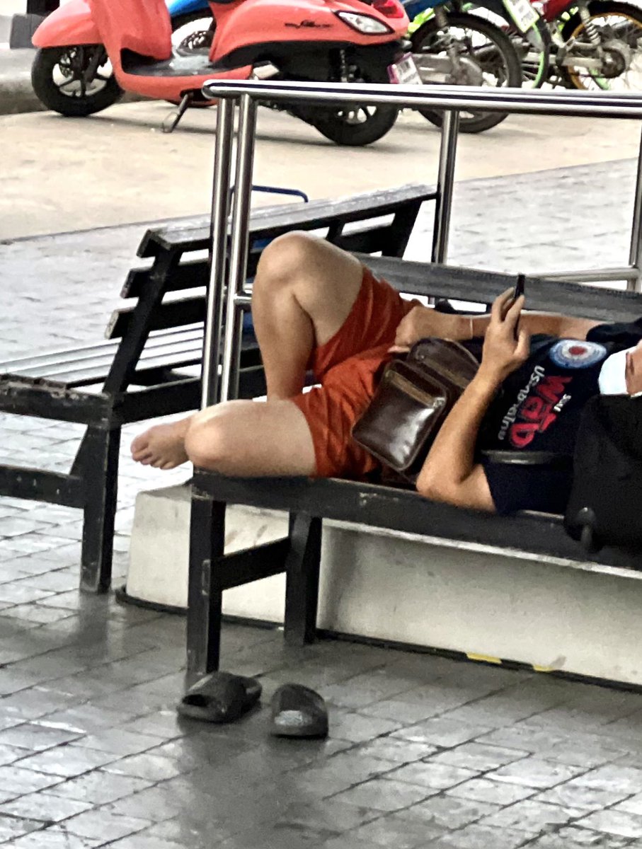 นอนดูคลิปโป๊จนควยตุงเลยนะพี่ชาย 
ควยสดุดตามากครับ    
มีแอบเอามือคลึงหัวควยด้วยสุดยอด