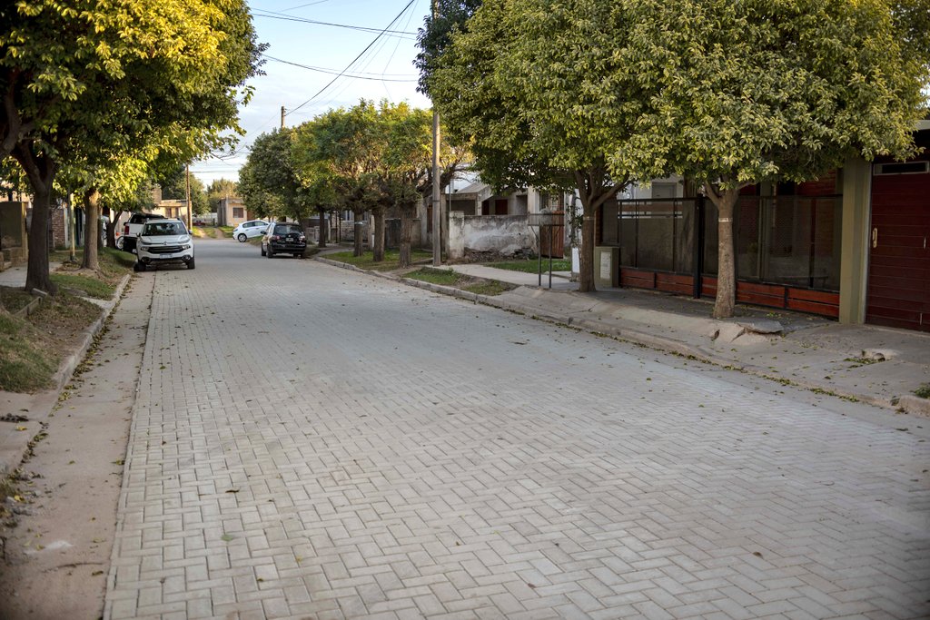 jmllamosas's tweet photo. ¡Avanza el plan de pavimentación! Con organizaciones sociales, adoquinamos pasajes en el sur de la ciudad. Llegamos a diversos sectores con pavimento, hormigón, asfalto o adoquinado. Obra pública, empleo y calidad de vida para los vecinos. ¡Pasaje Dalia, cumplimos! #Hacemos https://t.co/WE48hVnIaM