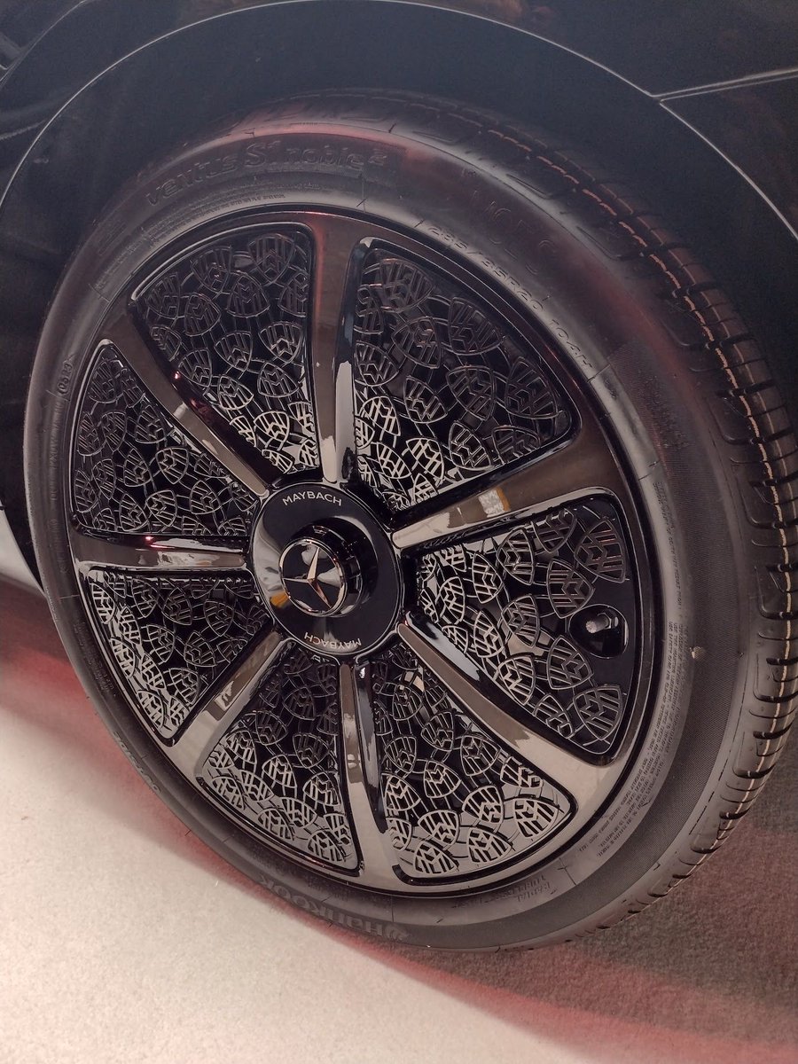 CARandDRIVER's tweet photo. Night Series gives a new look to the Mercedes-Maybach EQS SUV, GLS, and S-class: https://t.co/uiiirdEdA4 https://t.co/SbQ9K9ecjf