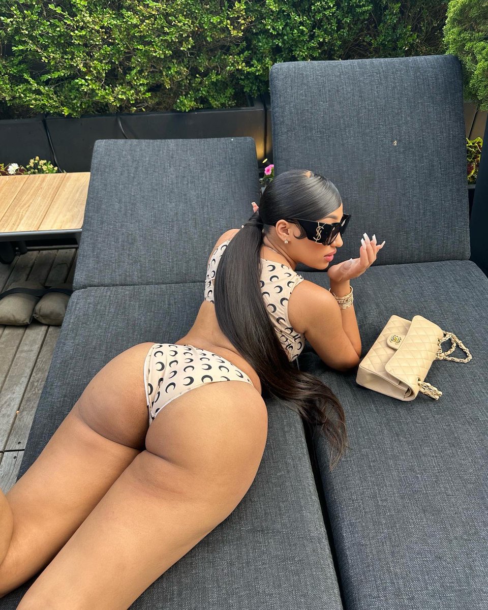 ella_thereal's tweet image. He thought I was gon be stuck 
I hate to bring u bad news 👅