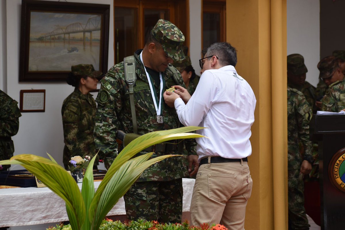 Ejercito_Div7's tweet photo. Así mismo, las alcaldías y @GobAntioquia, le hicieron un importante reconocimiento al coronel Manuel Enrique González Díaz, quien durante un año asumió este importante cargo y trabajó junto a sus soldados por la seguridad de estas subregiones.

#PatriaHonorLealtad https://t.co/DaKMjN6Y3q